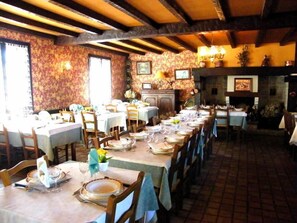Dîner et souper servis sur place, restaurant en plein air 