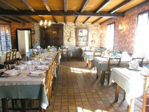 Dîner et souper servis sur place, restaurant en plein air 