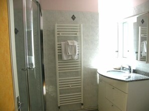 Shower, free toiletries, hair dryer, towels - Hotel Restaurant Vernat (Favars)
