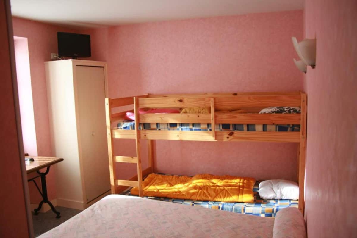 Cunas gratuitas, wifi gratis y ropa de cama