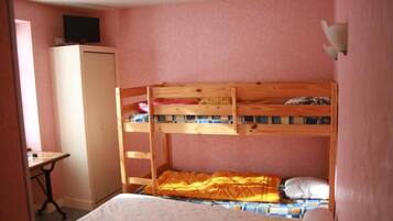 Free cots/infant beds, free WiFi, bed sheets