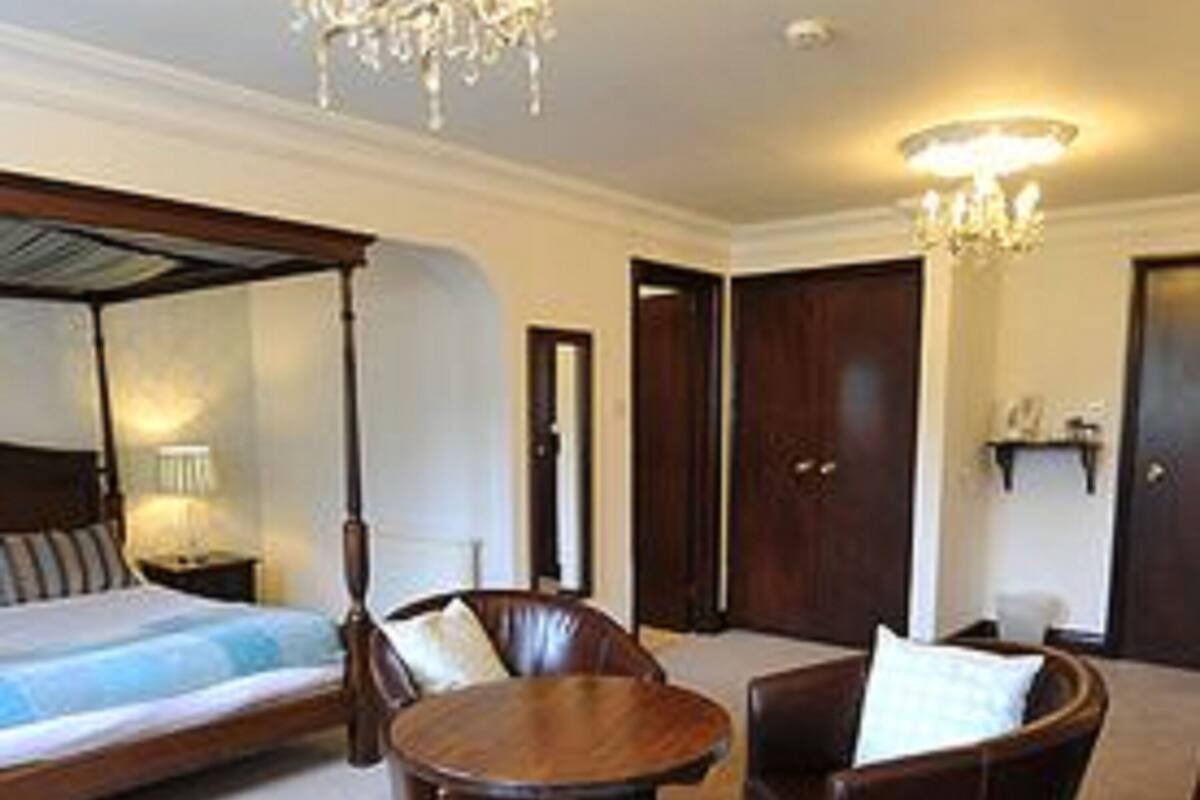 Deluxe Studio Suite, 1 King Bed, Ensuite (Four Poster) | Desk, blackout drapes, iron/ironing board (on request), WiFi (free)