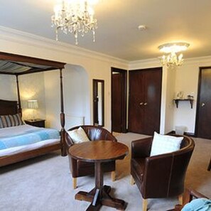 Deluxe Studio Suite, 1 King Bed, Ensuite (Four Poster) | Individually decorated, individually furnished, desk, blackout drapes - The New Inn (Hook)