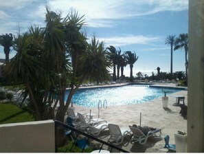 Außenpool, Sonnenschirme, Liegestühle