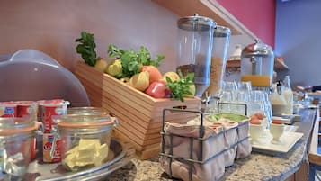 Petit déjeuner buffet (6.00 EUR par personne)