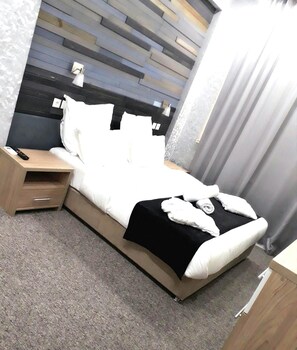 高級寝具、セーフティボックス (室内)、デスク、遮光カーテン