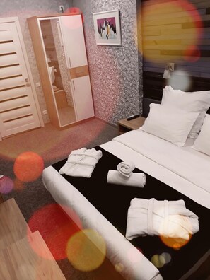 Ropa de cama de alta calidad y caja de seguridad en la habitación 