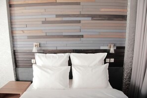 Ropa de cama de alta calidad y caja de seguridad en la habitación 