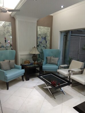 Lobby sitting area - Hotel Palm Greens (New Delhi)