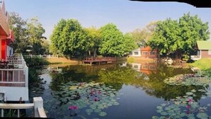 Une propriété située au bord de la rivière, dotée d’une terrasse en bois et offrant une vue sur l’eau.