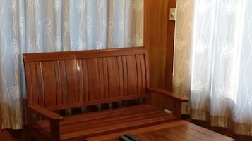 Double Room with Garden View | ๊ฐ์ค ๋ด ํธ์ ์์ค/์๋น์ค