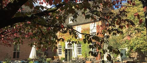 Lunch and dinner served, local and international cuisine