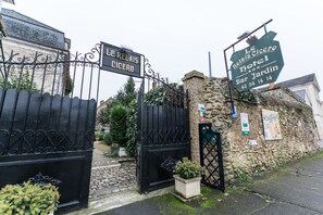 Vista frontal de la propiedad