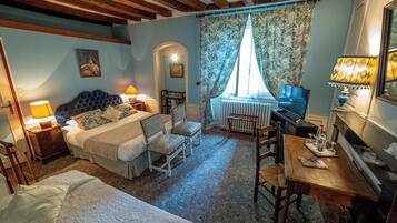 Minibar, individually decorated, individually furnished, desk