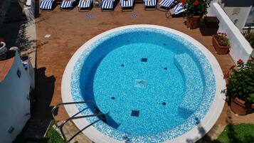 Piscina stagionale all'aperto, lettini