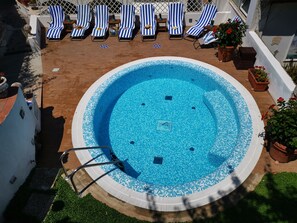 Seasonal outdoor pool, open 11:00 AM to 6:00 PM, pool loungers - Villa Patrizi (Capri)