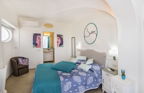 Suite estudio junior, terraza | Minibar, caja fuerte, escritorio y sistema de insonorización