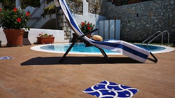 Piscina stagionale all'aperto, lettini