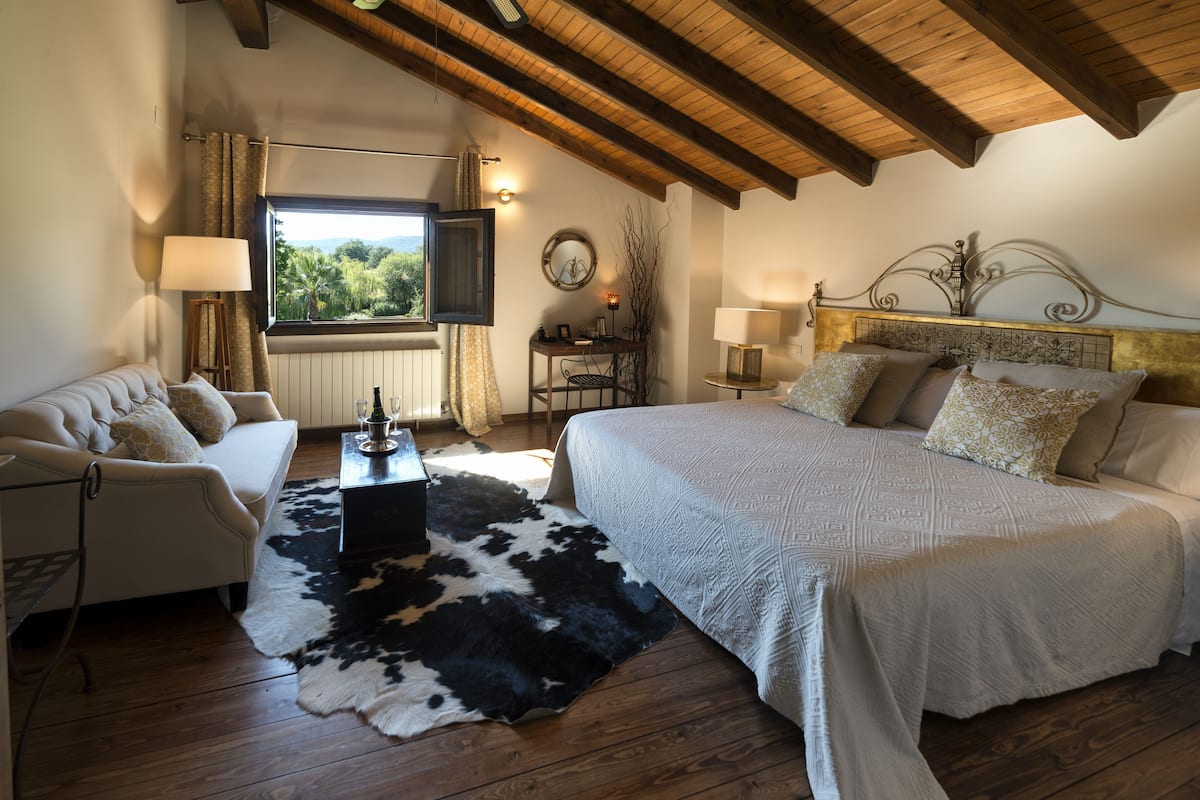 Suite junior | Ropa de cama de alta calidad, minibar, caja fuerte y escritorio
