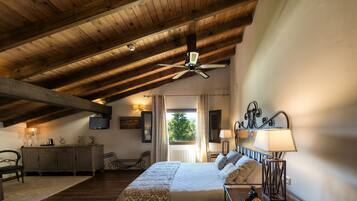 Suite junior | Ropa de cama de alta calidad, minibar, caja fuerte y escritorio