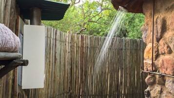 Basic-Chalet, Mehrere Betten, Balkon, Bergblick | Dusche im Bad