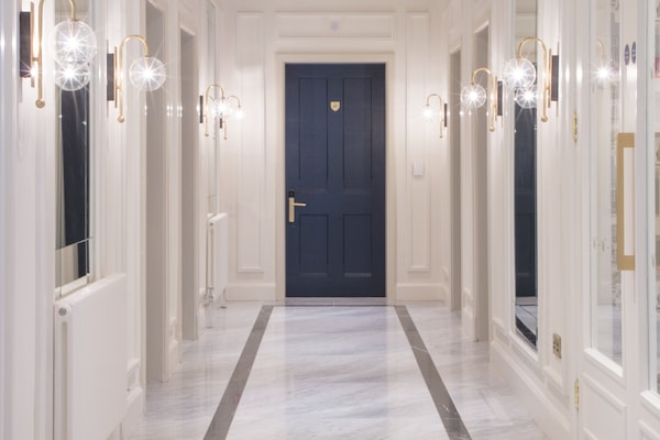 Luxe beddengoed, een minibar, een kluis op de kamer