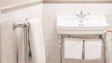 Ducha, artículos de higiene personal gratuitos y secador de pelo