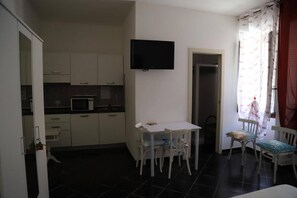 Chambre quadruple supérieure, cuisinette | Coffre-fort, système d’insonorisation, accès au Wi-Fi (inclus)