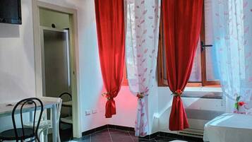 Habitación cuádruple superior, cocineta | Caja de seguridad en la habitación, insonorización y wifi gratis