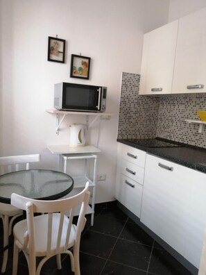 Habitación triple, cocina básica | Cocina privada | Frigorífico grande