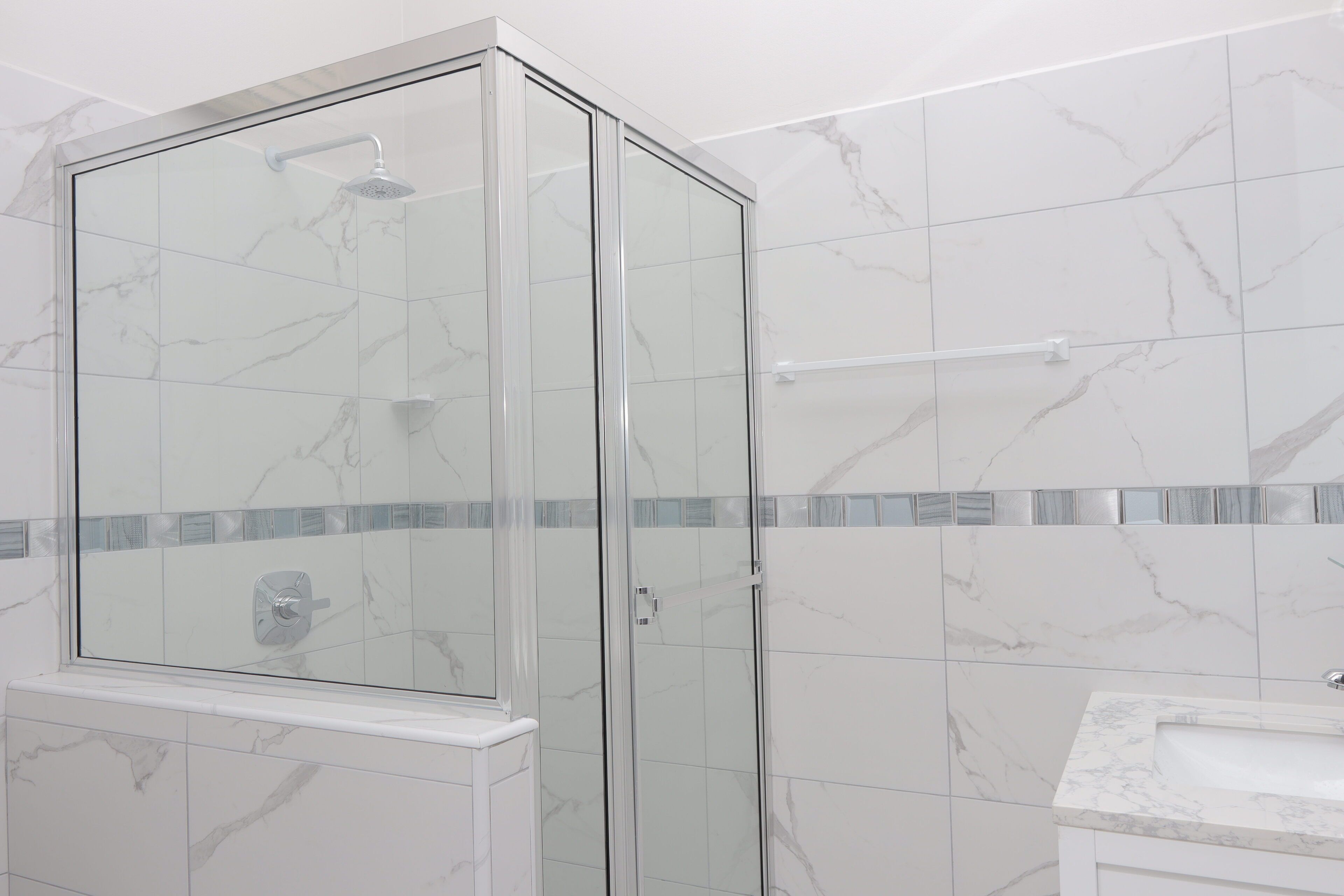 Suite estudio ejecutiva, 1 cama de matrimonio grande, cocina | Baño | Ducha, artículos de higiene personal gratuitos y secador de pelo