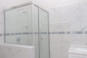 Executive Studio Suite, 1 King Bed, Kitchen | Bathroom | Shower, free toiletries, hair dryer, towels - Kiskadee Korner (Port of Spain)