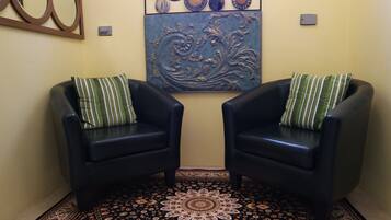 Comfort-Apartment, 1Â King-Bett, KĂŒhlschrank und Mikrowelle | Wohnbereich | LED-Fernseher