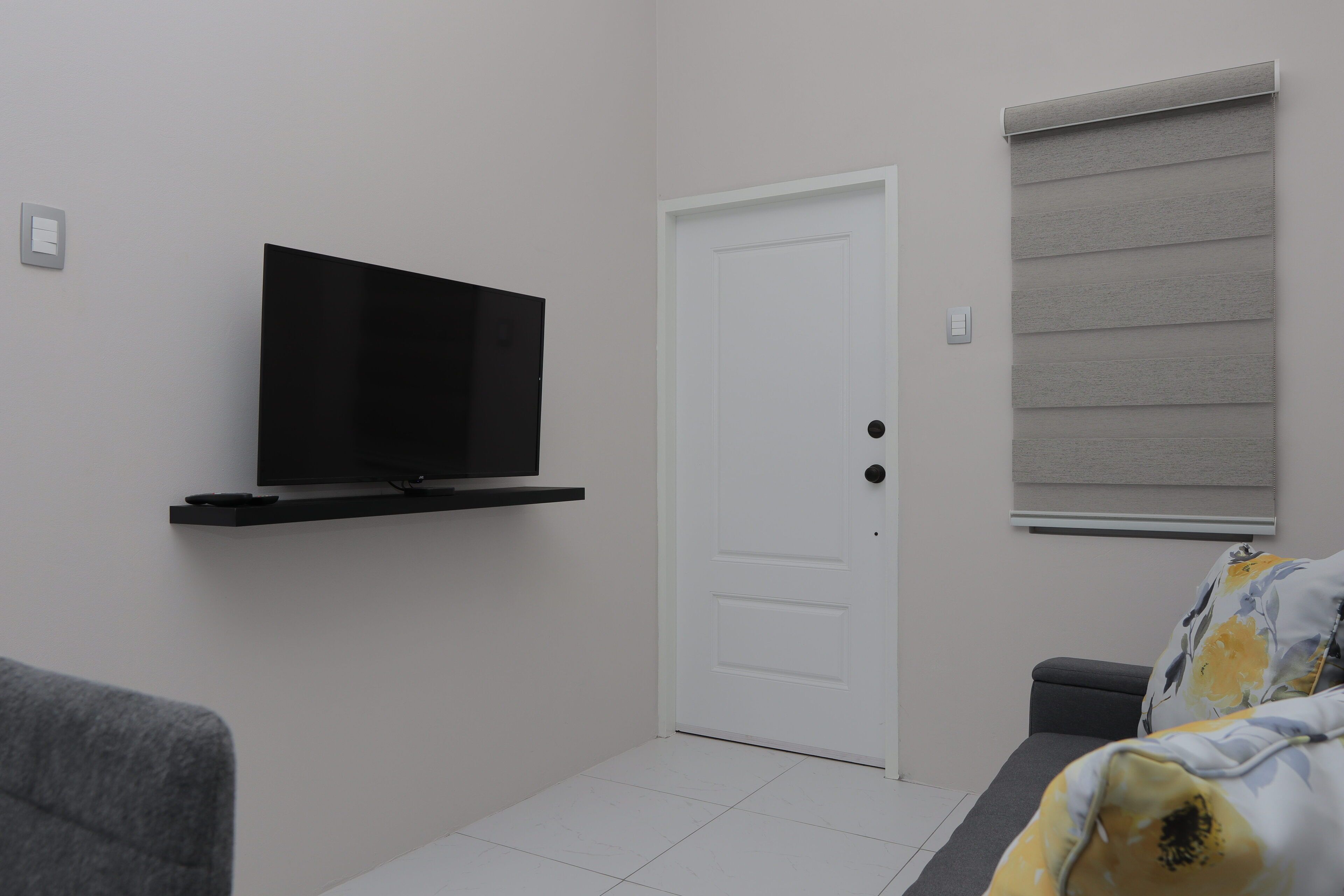 Suite estudio ejecutiva, 1 cama King size, cocina | Área de sala de estar | Televisión LED 