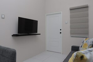 Suite estudio ejecutiva, 1 cama King size, cocina | Área de sala de estar | Televisión LED