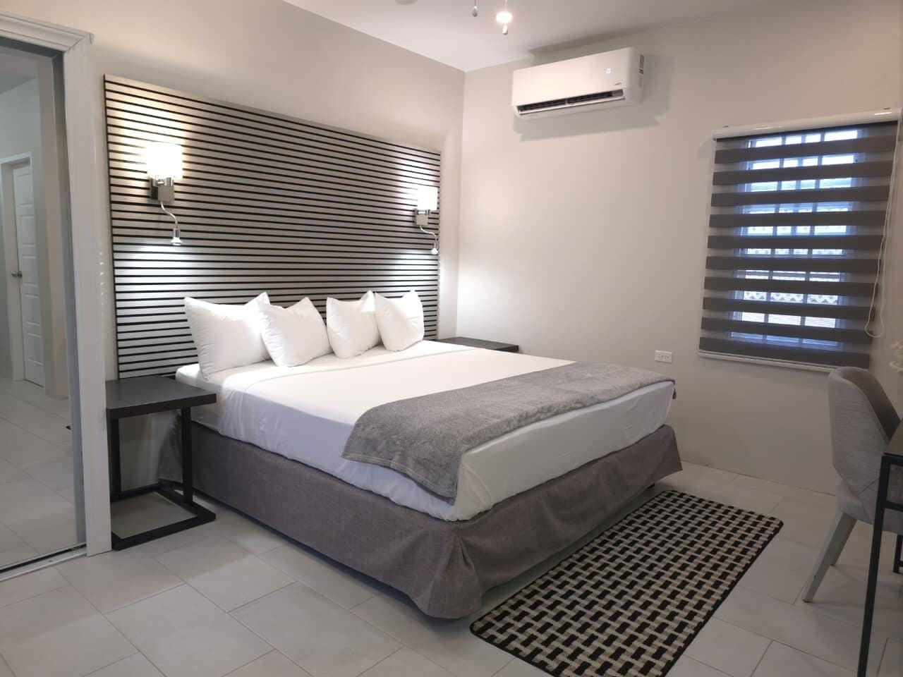 Estudio Premium | Ropa de cama de alta calidad y caja de seguridad en la habitación 