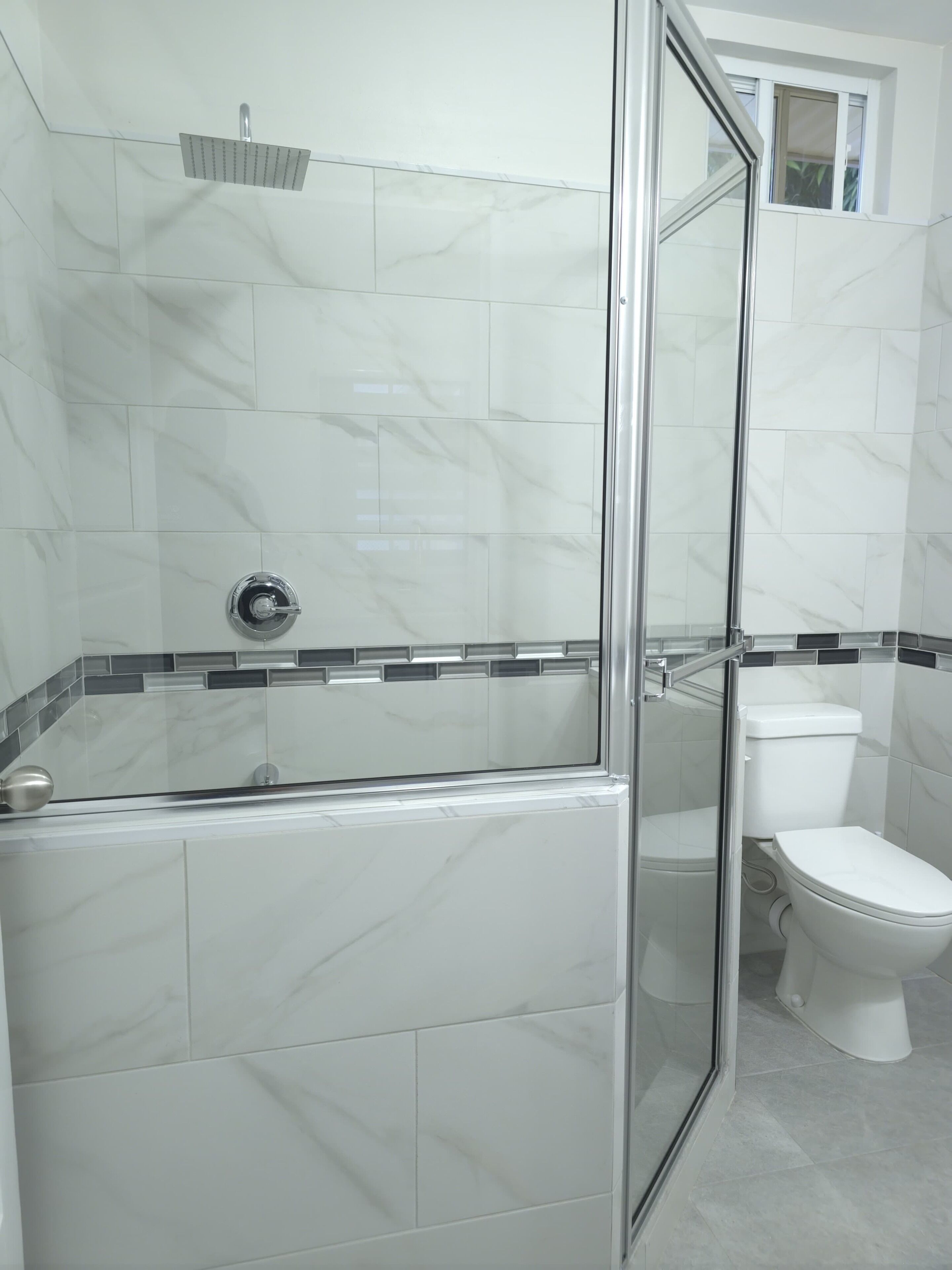 Premium Studio | Bathroom | Shower, free toiletries, hair dryer, towels