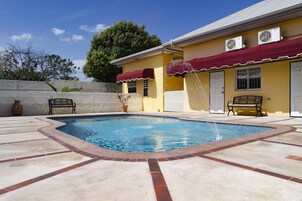 Piscina externa, funciona das 8h às 22h, espreguiçadeiras