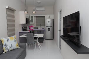 Suíte estúdio executiva, 1 cama King, cozinha | Área de estar | TV LED