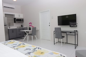 Business Studio | Premium bedding, in-room safe, desk, laptop workspace - Kiskadee Korner (Port of Spain)