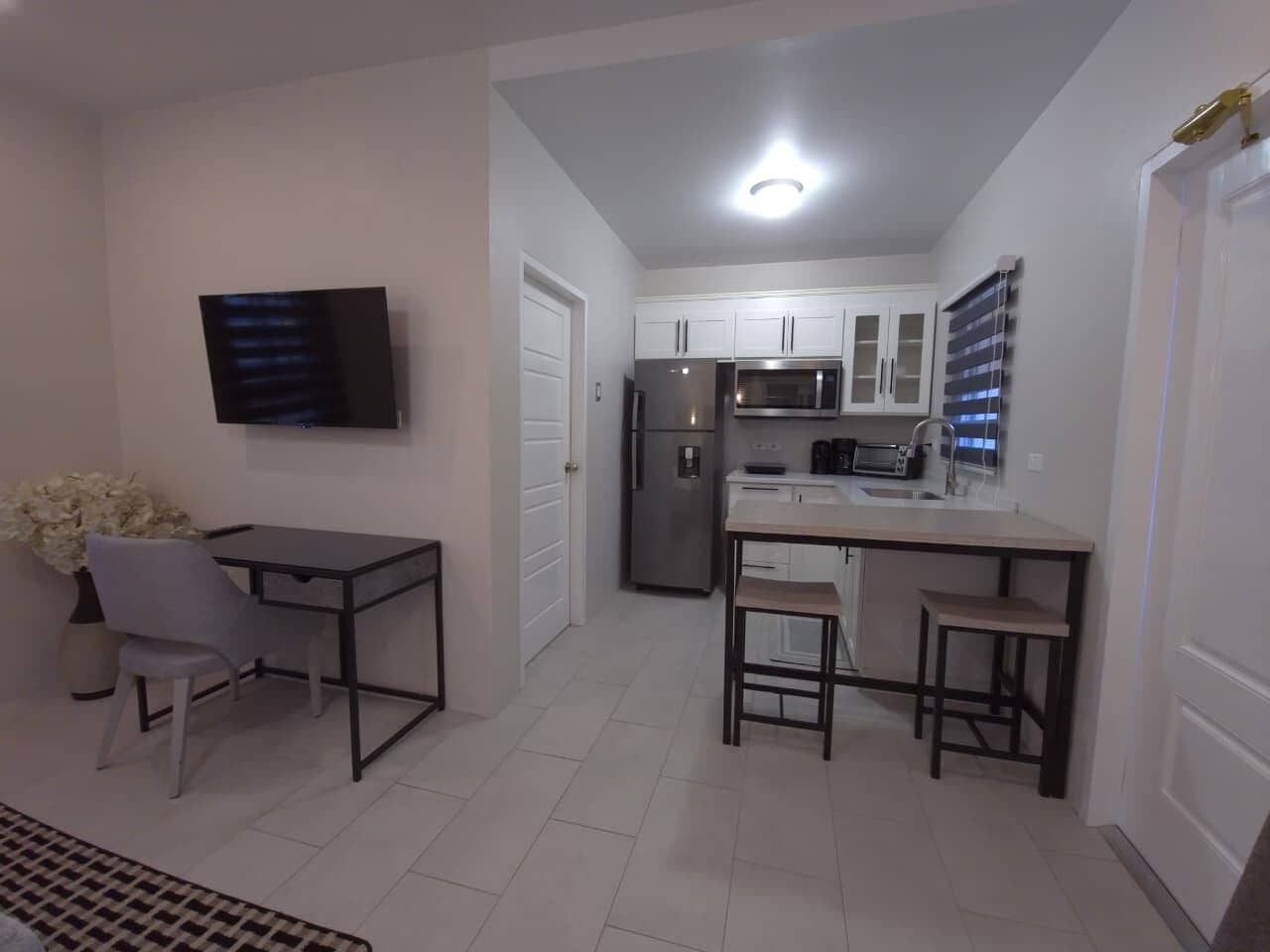 Studio Premium | Bếp nhỏ riêng | Lò vi sóng, lò nướng bánh mì, dụng cụ nấu nướng/bát dĩa/dao nĩa 