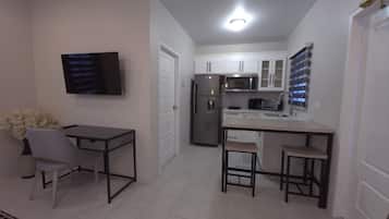 Estudio Premium | Cocineta privada | Microondas, horno tostador, utensilios de cocina y toallas de papel