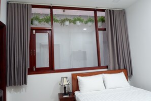 Skrivebord, blendingsgardiner og wi-fi (inkludert)