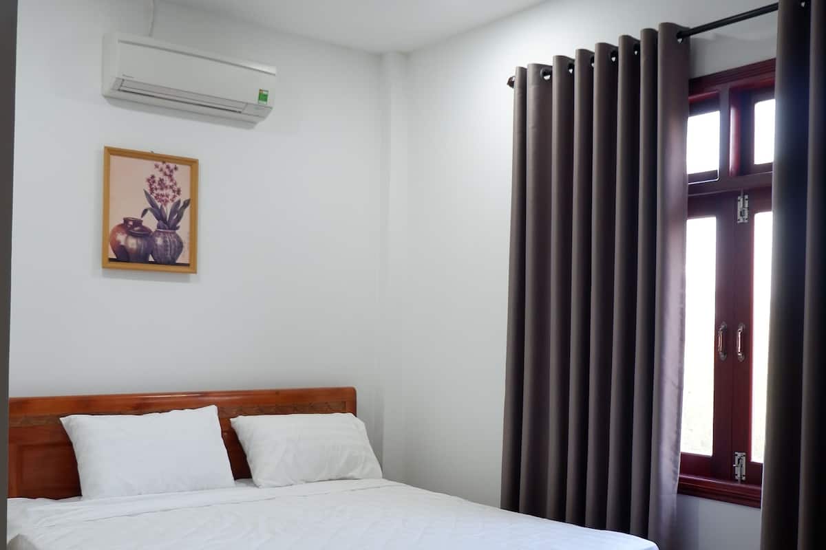 Desk, blackout curtains, free WiFi