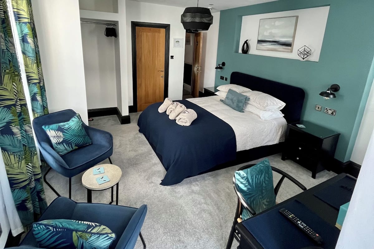 Deluxe tweepersoonskamer, 1 queensize bed, bad, aan de binnenplaats | Luxe beddengoed, individueel gedecoreerd, individueel gemeubileerd
