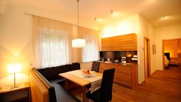 Eine moderne Wohnung mit Essbereich, Küche und Wohnraum.