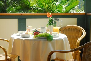 Alimentos y bebidas