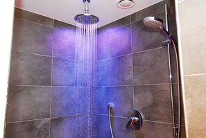 Sauna, tina de hidromasaje, baño de vapor y baño turco o hammam 