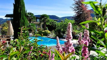 Piscina coperta, piscina stagionale all'aperto, lettini