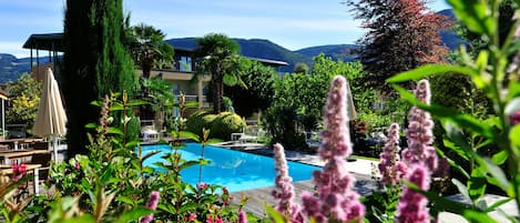 Indendørs pool, sæsonbestemt udendørs pool, liggestole